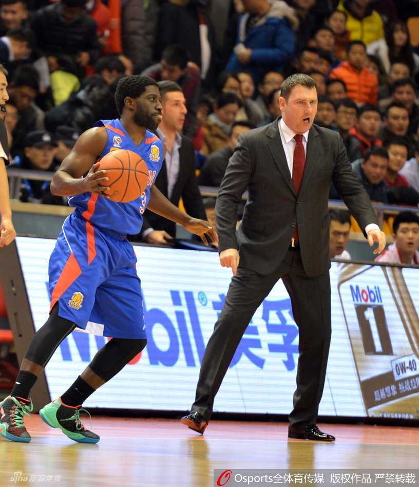 京沪鲁群英会:丁彦雨航独领风骚,弗雷戴特高难度封神,翟逸隔扣惊四座 卢伟在接球瞬间被对手贴身紧逼,几乎没有出手空间,但他依然在寻找着那稍纵即逝的投篮机会