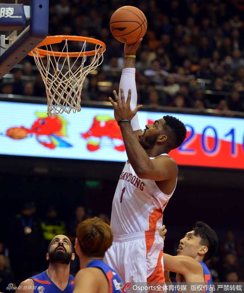 京沪鲁群英会:丁彦雨航独领风骚,弗雷戴特高难度封神,翟逸隔扣惊四座 拜克斯持球面对防守,眼神凌厉,连续的运球晃动后即将启动,准备用个人能力撕裂对手防线