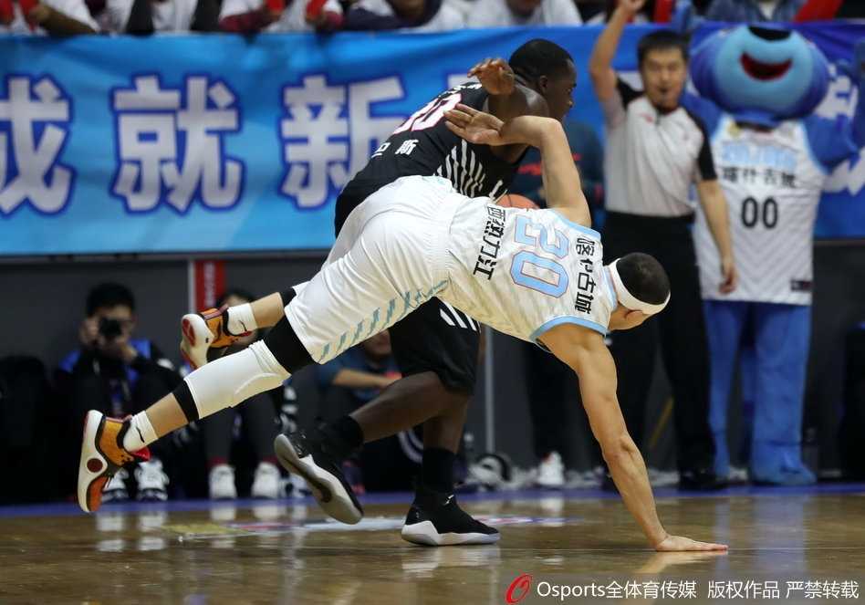 京疆大战与南北德比:重温1718赛季CBA次轮那些热血瞬间 五棵松体育馆内,北京首钢外援杰克逊在新疆队两人围堵下强行突破,篮球衣袂飘飘,瞬间引爆全场