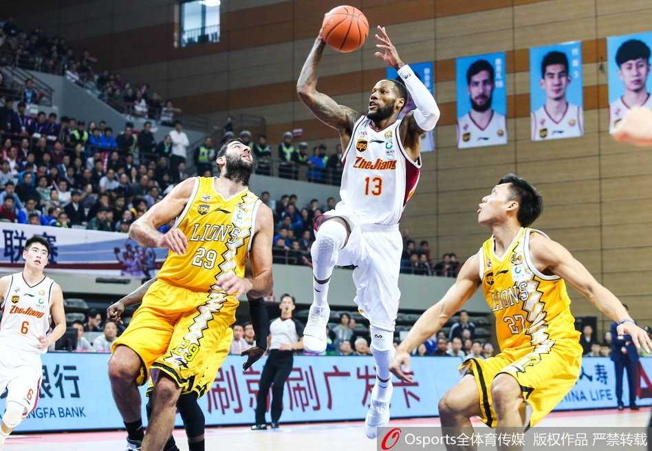 京疆大战与南北德比:重温1718赛季CBA次轮那些热血瞬间 山西队球员飞身扑出场外救球,整个人与广告牌亲密接触,却依然回头望向场内,职业精神令人动容