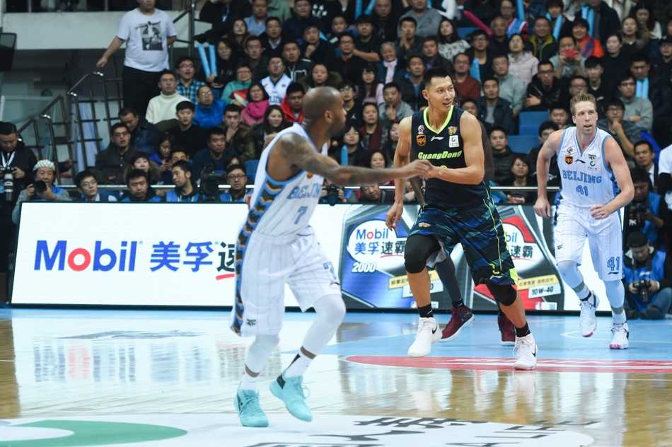 京粤大战方硕时刻 北京首钢复仇广东宏远 易建联迎着防守悍将王骁辉的长臂,在三分线外果断出手,篮球空心入网,这一球吹响了广东队下半场疯狂反扑的号角。