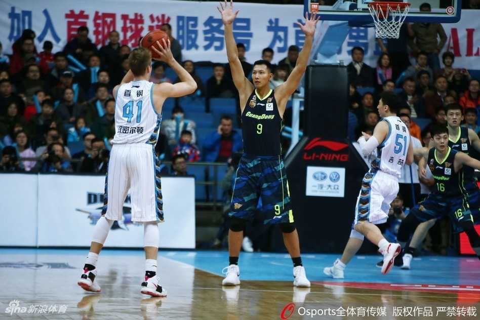 京粤大战方硕时刻 北京首钢复仇广东宏远 汉密尔顿在易建联头顶强硬摘下篮板,随后双臂灌筐,这位大外援用22分16篮板的大号两双证明了自己的价值。