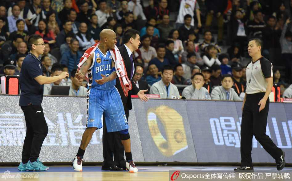 京粤大战火爆一幕:马布里杨金蒙冲突双双被罚下 在一次激烈的身体对抗后,马布里与杨金蒙额头几乎相抵,双方怒目而视,周遭的队友和裁判急忙冲上前试图将这两位已经失去理智的球员分开。