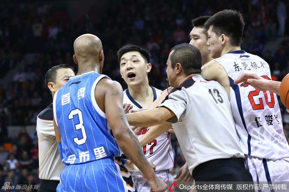 京粤大战火爆一幕:马布里杨金蒙冲突双双被罚下 被罚出场的马布里站在场边的广告牌后,脸上挂着令人玩味的讽刺笑容,双手举起,一下一下地朝着裁判的方向鼓掌,无声地表达着内心的不满与抗议。