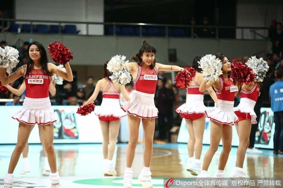 京粤大战烽火连天,篮球宝贝倒立瞬间定格赛场激情 北京首钢篮球宝贝身着靓丽队服,在赛场中央整齐列队,她们灿烂的笑容如同冬日暖阳,瞬间点燃了全场观众的激情。