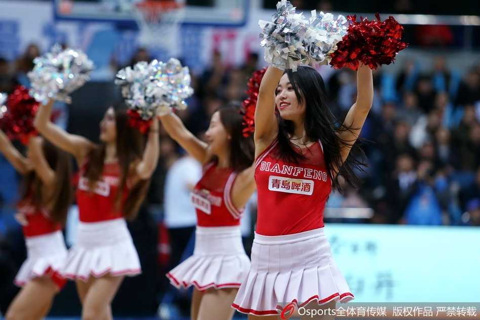 京粤大战烽火连天,篮球宝贝倒立瞬间定格赛场激情 从另一个角度捕捉到的倒立瞬间,篮球宝贝的身体线条展现出力量与柔韧的完美平衡,背景中模糊的观众席和赛场灯光,共同营造出热烈的比赛氛围。