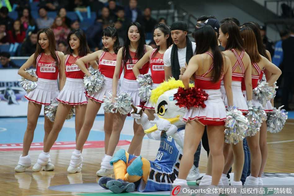 京粤大战烽火连天,篮球宝贝倒立瞬间定格赛场激情 高难度动作惊艳全场!一位篮球宝贝在表演中成功完成倒立,修长的身姿在空中划出优美弧线,展现了啦啦队员扎实的舞蹈功底和出色的身体控制力。