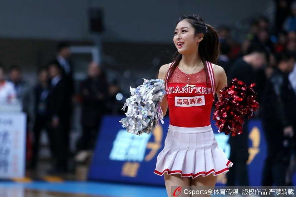 京粤大战烽火连天,篮球宝贝倒立瞬间定格赛场激情 精彩瞬间特写:完成倒立的篮球宝贝身姿轻盈,专业的表演服装在确保动作舒展的同时也具备极佳的安全性,展现了现代啦啦队运动规范化与专业化的一面。