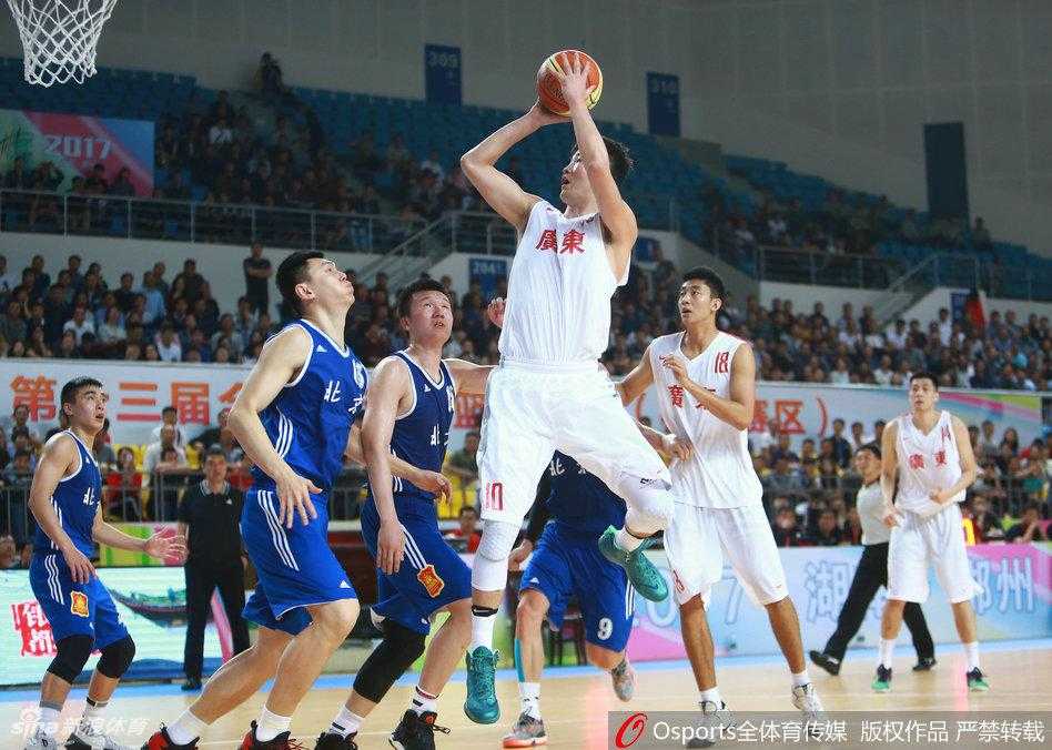 京粤大战经典回眸:广东钢铁防线末节封杀北京 董瀚麟完成双手暴扣后,紧紧抓筐,仿佛要将比赛的胜利牢牢攥在手中。