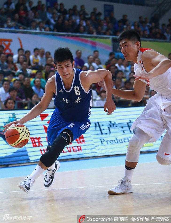 京粤大战经典回眸:广东钢铁防线末节封杀北京 方硕持球加速突破,身形如箭般掠过防守球员,直杀广东队腹地。