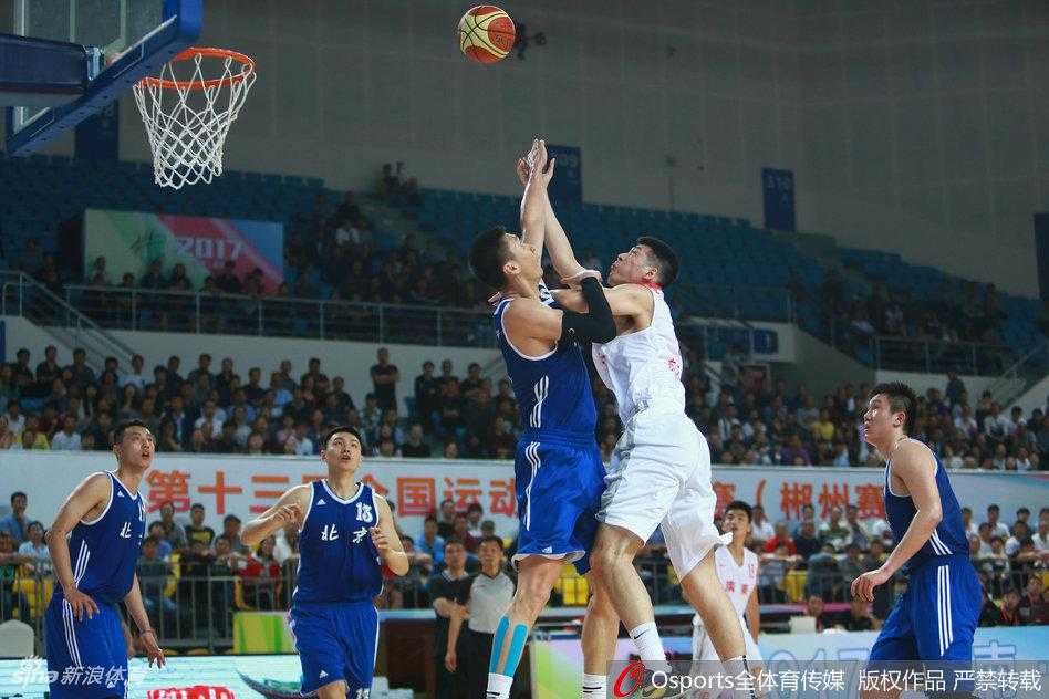 京粤大战经典回眸:广东钢铁防线末节封杀北京 周鹏持球强行突破,利用经验卡住防守位置,高举高打杀向内线完成终结。