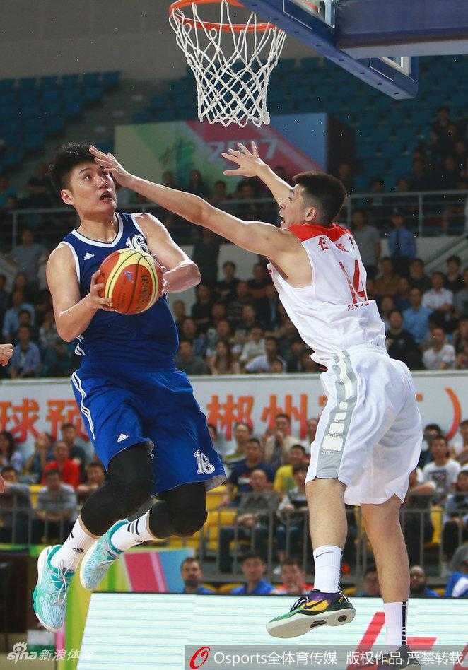 京粤大战经典回眸:广东钢铁防线末节封杀北京 常林在禁区面对多人包夹,依然奋力将球抛向篮筐,眼神中充满不屈。