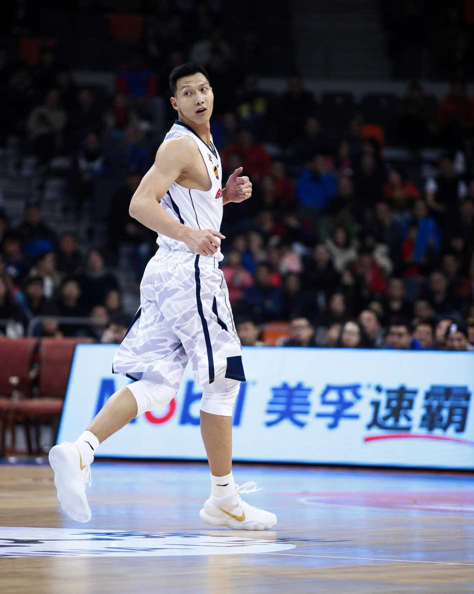 队长周鹏在比赛中振臂高呼，他的出色发挥是广东队末节翻盘的关键因素。