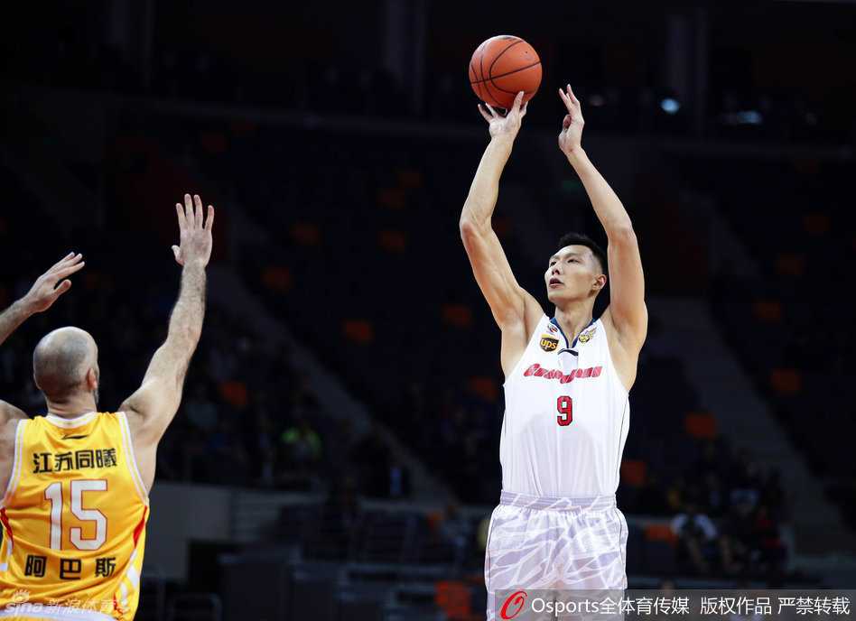 京粤疆场烽烟起 华南虎将峥嵘岁月稠 易建联左侧四十五度角三分线外从容起跳,篮球划过东莞夜空,如同精确制导的导弹直钻网窝,瞬间点燃全场激情。