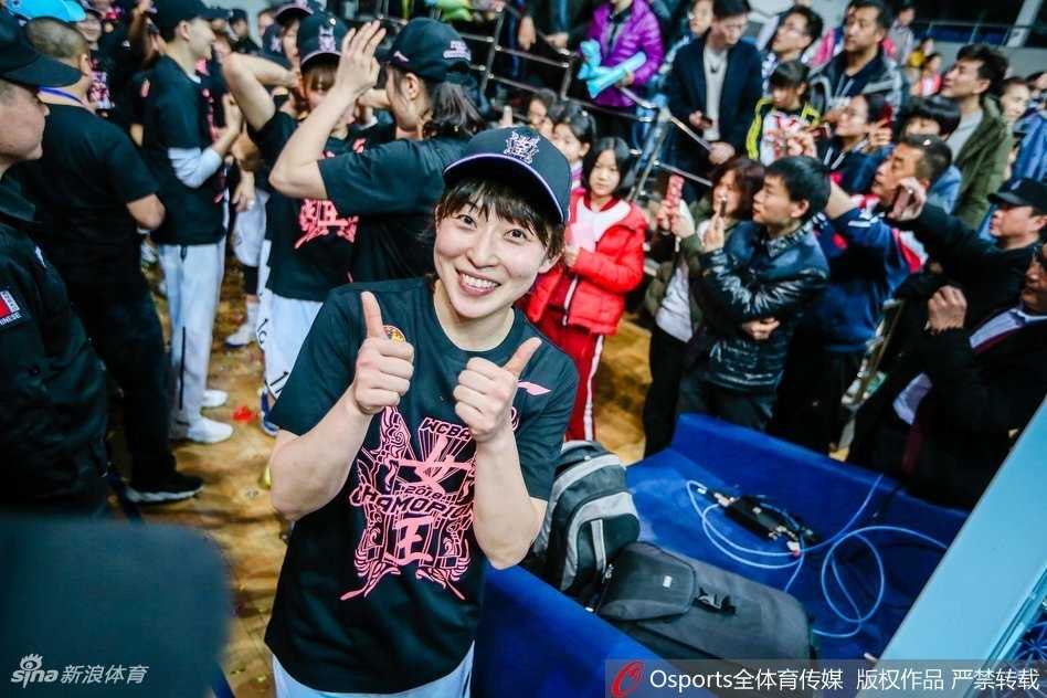 京耀九州,王朝铸就:北京首钢长城女篮三连冠霸业全记录 中国篮协主席姚明面带微笑,亲手将至尊鼎递到北京女篮队长手中,身后队员们早已抑制不住内心的狂喜,笑容与泪水交织,共同托举起这座沉甸甸的总冠军奖杯。