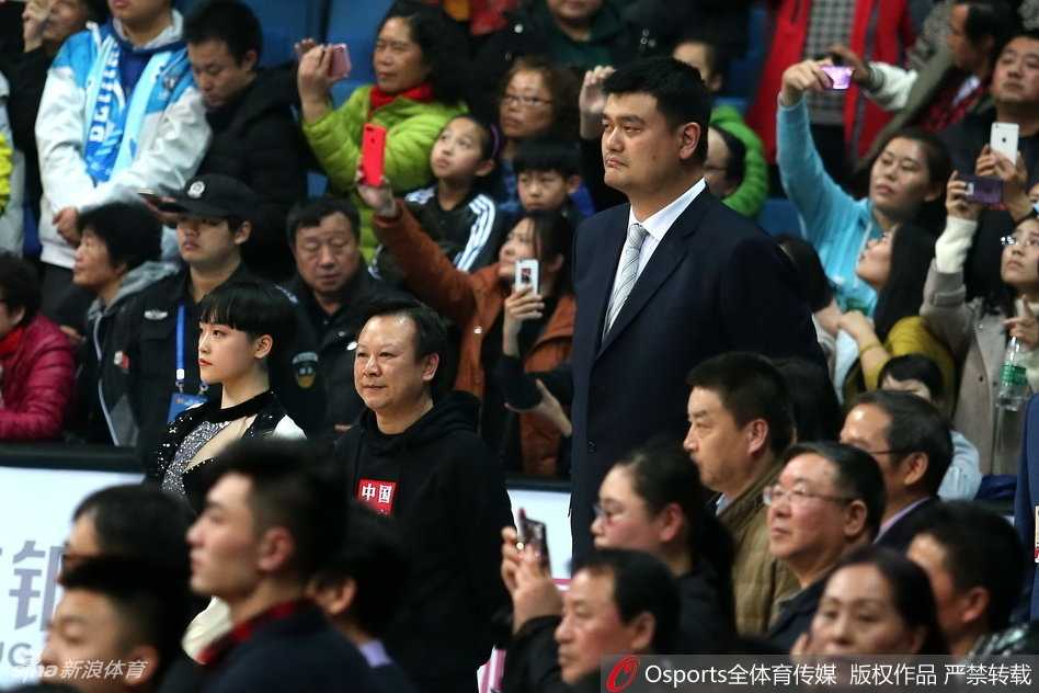 京耀九州,王朝铸就:北京首钢长城女篮三连冠霸业全记录 张云松教练被激动的队员们团团围住,香槟的泡沫喷洒在空中,他的脸上洋溢着幸福而骄傲的笑容,这一刻的狂欢属于整个北京首钢女篮的大家庭。