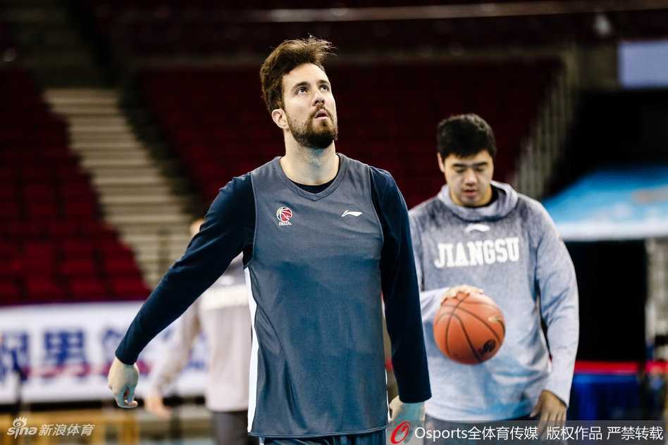 京苏大战前夕:肯帝亚男篮五棵松挥汗备战,剑指强敌 训练对抗赛中,一名肯帝亚后卫如猎豹般敏捷,他利用队友的掩护摆脱防守,急停跳投,篮球在空中划出完美的弧线,直坠网心。