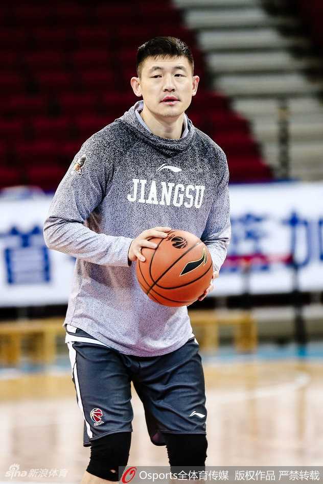 京苏大战前夕:肯帝亚男篮五棵松挥汗备战,剑指强敌 内线肌肉森林的对抗!一名肯帝亚大个球员在低位接球,面对防守悍将的贴身干扰,他强行转身,用强壮的身体卡住位置,将球狠狠砸进篮筐。