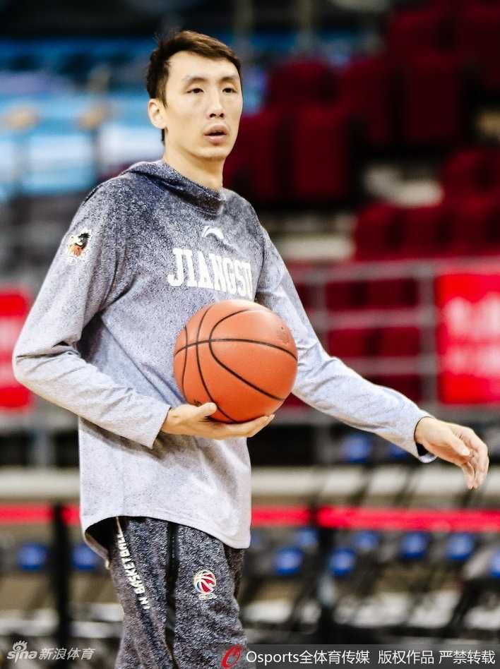 京苏大战前夕:肯帝亚男篮五棵松挥汗备战,剑指强敌 夕阳透过球馆高窗洒在地板上,一名肯帝亚球员独自加练投篮。他的身影被拉得很长,专注的神情仿佛已经听不到周围的一切,眼中只有那静待旋转的篮球。