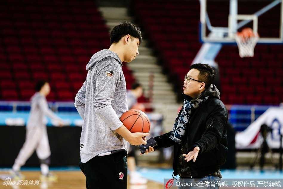 京苏大战前夕:肯帝亚男篮五棵松挥汗备战,剑指强敌 五棵松明亮的灯光下,江苏肯帝亚队员们正进行赛前热身,他们拉伸、跳跃,每一个动作都充满力量,脸上写满了对即将到来的比赛的渴望。