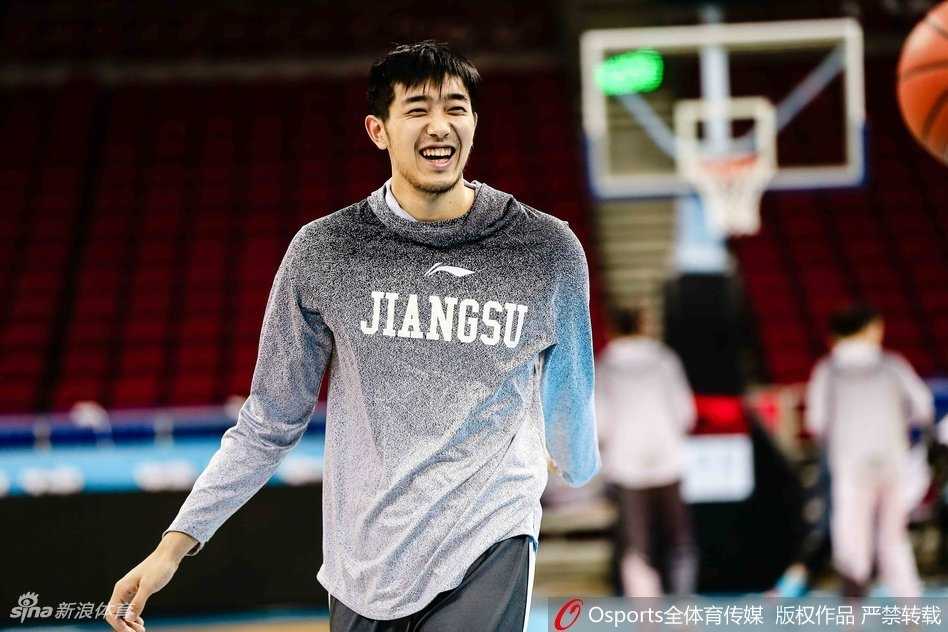 京苏大战前夕:肯帝亚男篮五棵松挥汗备战,剑指强敌 汗水浸湿了球衣,主教练将队员召集在一起,手持战术板画着关键战术。队员们围成一圈,目光紧盯着战术板,神情严肃而专注。