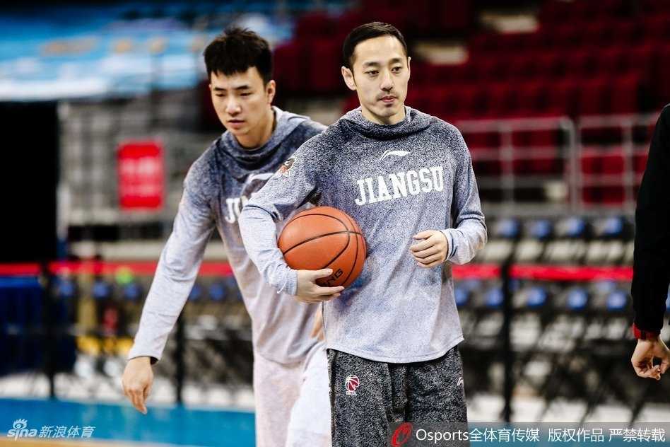 京苏大战前夕:肯帝亚男篮五棵松挥汗备战,剑指强敌 训练尾声,球员们进行罚球加练。空旷的体育馆内,篮球撞击地板的声音此起彼伏,每一声都显得格外清晰,仿佛是对胜利的宣言。