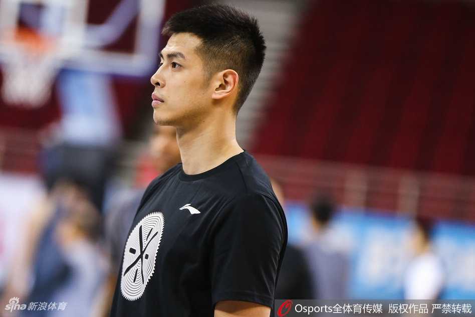 京辽大战前夕的京城双子星:方硕与翟晓川赛场下的坚韧与锋芒 方硕在赛前热身中运球穿越全场,眼神专注如利剑