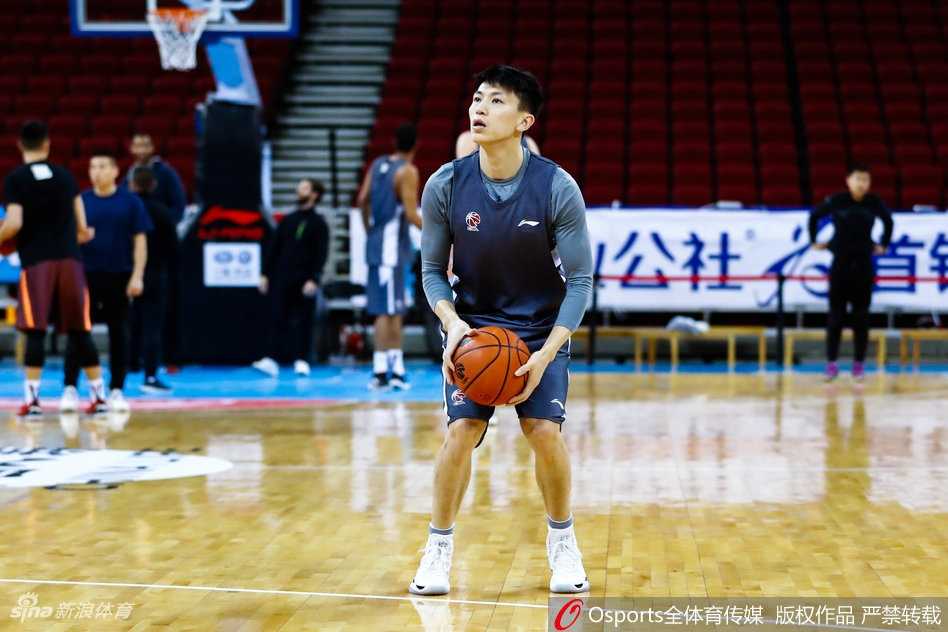 京辽大战前夕的京城双子星:方硕与翟晓川赛场下的坚韧与锋芒 翟晓川在力量房挥汗如雨,腿部肌肉线条彰显着满血归来的力量