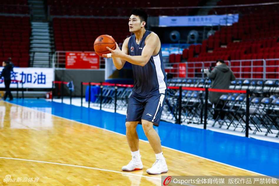 京辽大战前夕的京城双子星:方硕与翟晓川赛场下的坚韧与锋芒 方硕与翟晓川并肩拉伸,训练场上的谈笑风生映衬出深厚的兄弟情谊