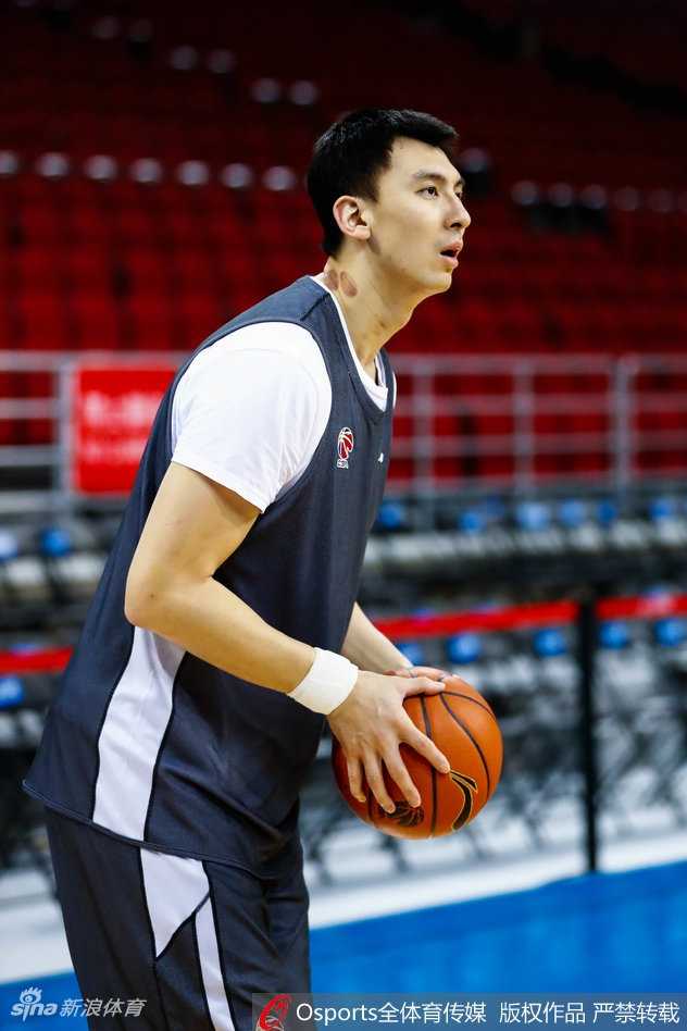 京辽大战前夕的京城双子星:方硕与翟晓川赛场下的坚韧与锋芒 方硕赛后拉伸放松,汗水浸透球衣,安静的背影诉说着复出之路的不易