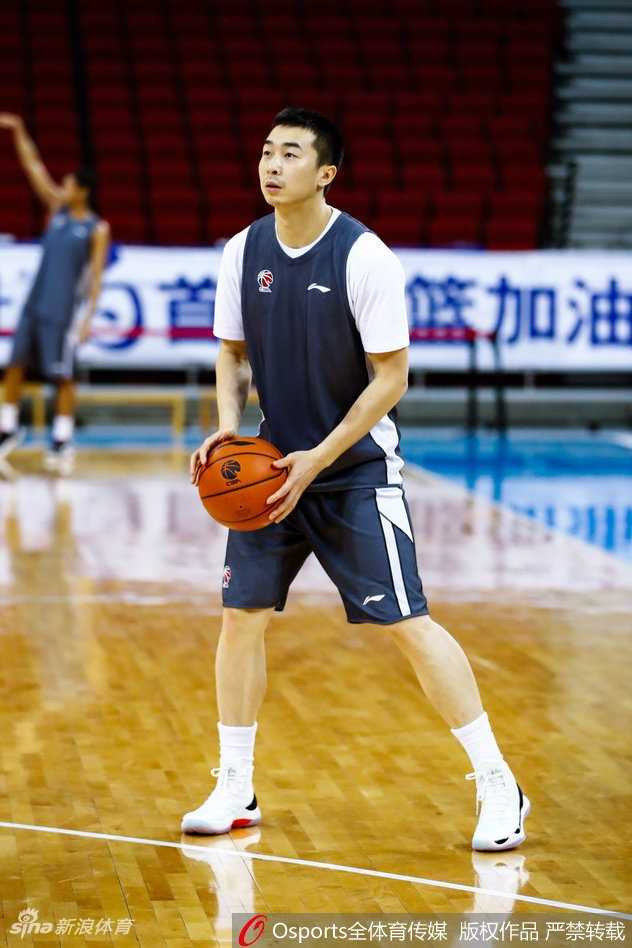 京辽大战前夕的京城双子星:方硕与翟晓川赛场下的坚韧与锋芒 方硕跳投出手,篮球在空中划出完美弧线,训练馆的灯光聚焦于此