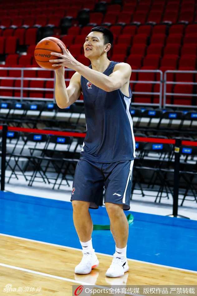 京辽大战前夕的京城双子星:方硕与翟晓川赛场下的坚韧与锋芒 翟晓川持球突破,眼神坚毅望向篮筐,仿佛已将隔天的对手置于身前