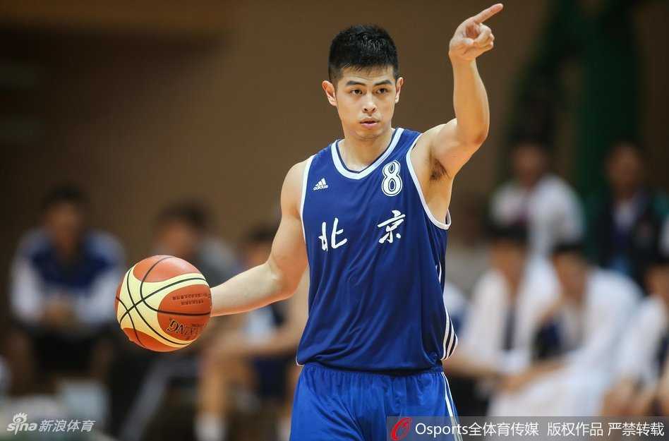 方硕在场上运球指挥队友落位，眼神坚定，他伸出五指清晰传达战术，是球队当之无愧的大脑