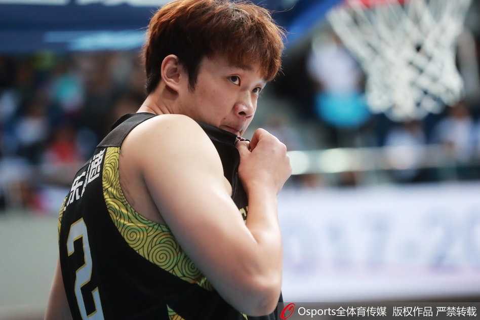 京鲁大战京城蒙羞,丁彦雨航罚球准绝杀率山东客场攻陷首钢 莫泰尤纳斯在人群中强行摘下篮板,面对三人包夹依然强硬将球补进,展现了欧洲内线的细腻技术与强悍身体。