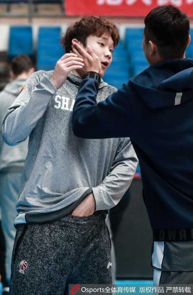 京鲁大战前温情脉脉,翟晓川与丁彦雨航训练场互动的兄弟情 丁彦雨航的手搭在翟晓川肩上,两人一同走向场边,背影看起来默契十足