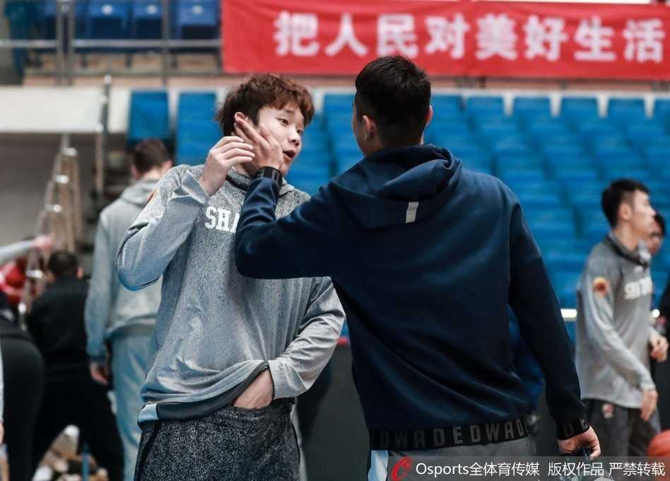 京鲁大战前温情脉脉,翟晓川与丁彦雨航训练场互动的兄弟情 训练间隙,两人并肩而坐,翟晓川将头靠在丁彦雨航肩上,尽显依赖