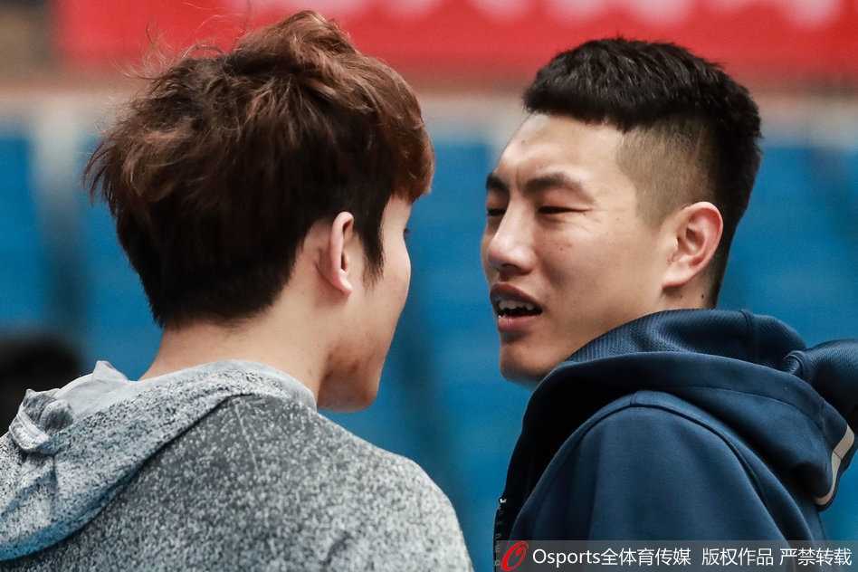 京鲁大战前温情脉脉,翟晓川与丁彦雨航训练场互动的兄弟情 两人面对面站着,翟晓川伸手触碰丁彦雨航的胸口,仿佛在低声说着什么