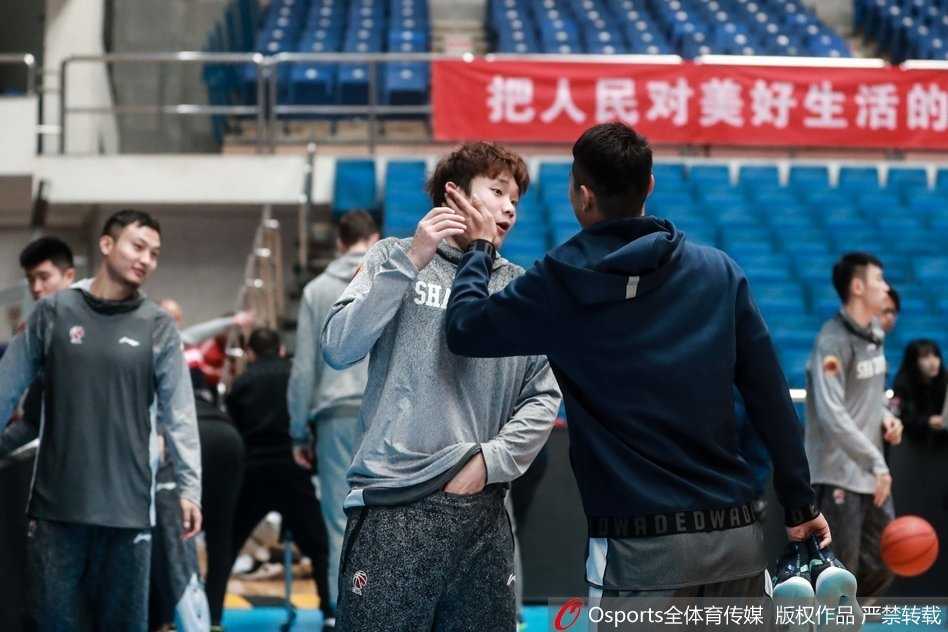 京鲁大战前温情脉脉,翟晓川与丁彦雨航训练场互动的兄弟情 翟晓川轻轻抚摸丁彦雨航的后脑勺,小丁则露出无奈又宠溺的笑容