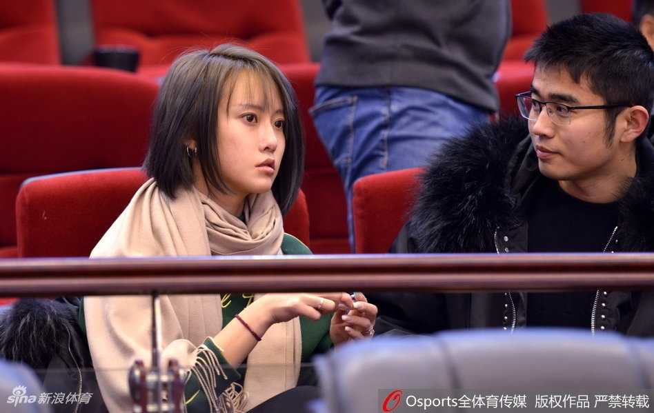 京鲁大战加时绝杀,丁彦雨航封神之夜 比赛进入白热化阶段,一位美女球迷神情紧张地看着场内,攥紧的小拳头和紧咬的嘴唇,透露着她内心的忐忑与期待。
