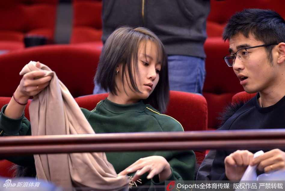 京鲁大战加时绝杀,丁彦雨航封神之夜 一位妆容精致的女球迷,脸上画着山东队的助威彩绘,在人群中开怀大笑,仿佛已经预见到了主队的胜利。