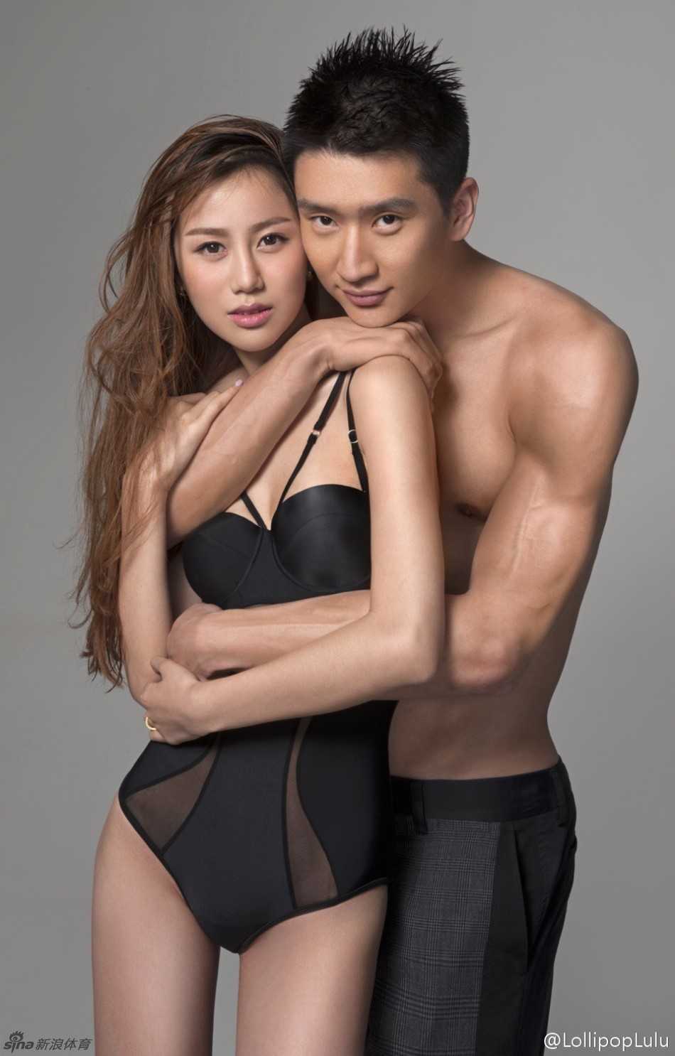 陈露身穿白色长款风衣，搭配黑色墨镜，简约的造型衬托出她高挑挺拔的身姿，一双美腿在衣摆下若隐若现，尽显都市女性的干练与时尚魅力。