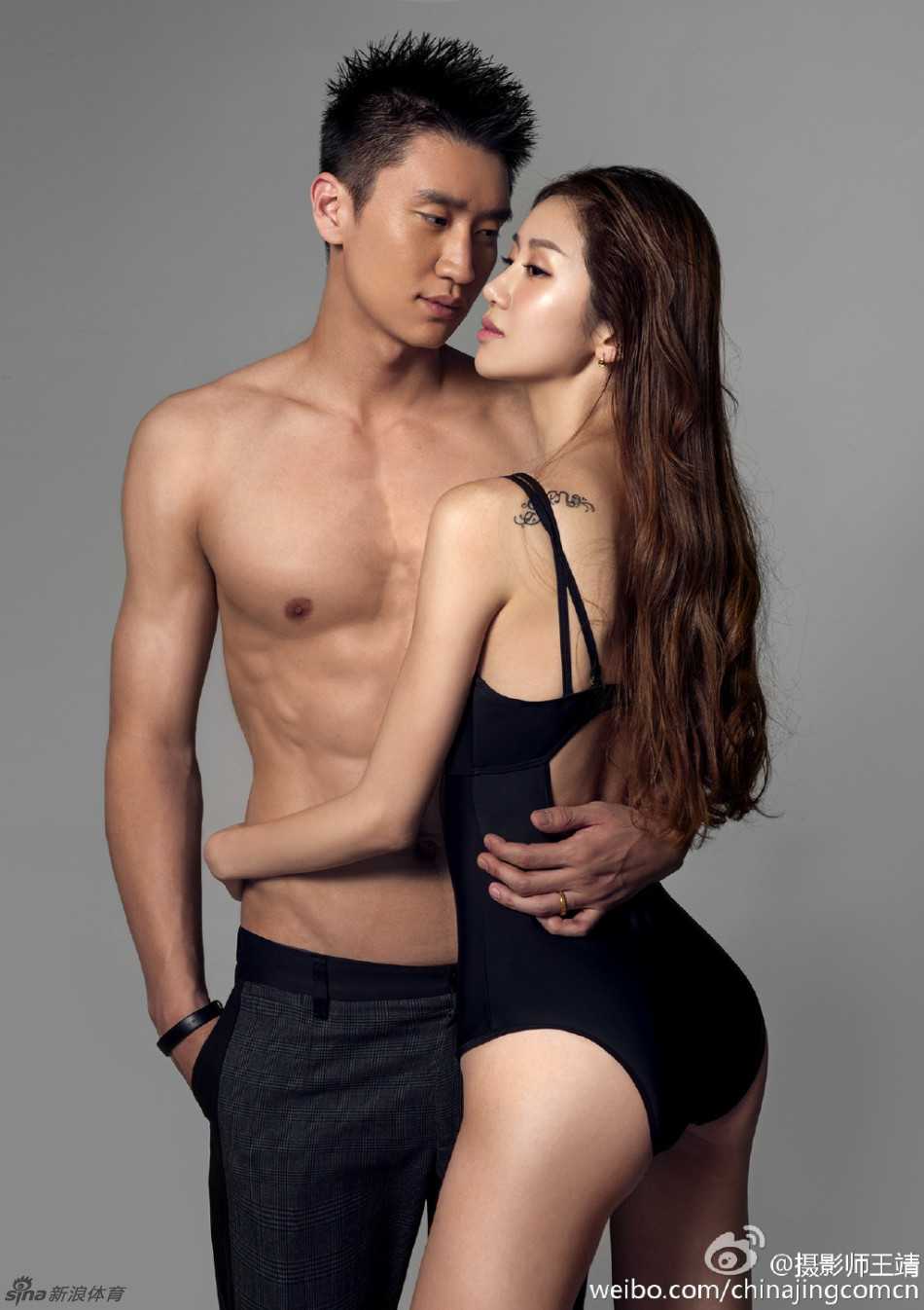 这张照片捕捉了陈露的日常瞬间，她随性地坐着，却难掩光芒。黑色裙摆下，修长的小腿线条流畅，脚踩的高跟鞋更添几分优雅的女人味，整体氛围慵懒而迷人。