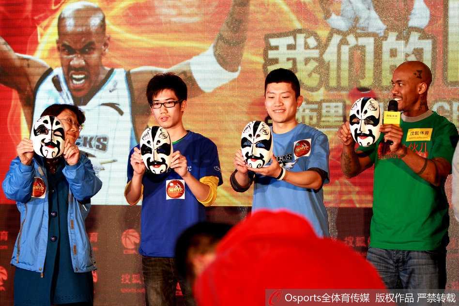 从“独狼”到“北京爷们”:马布里在第二故乡的温暖岁月 夺冠时刻,马布里高高举起至尊宝鼎,脸上的汗水与笑容交织,那是属于北京城的荣耀瞬间。