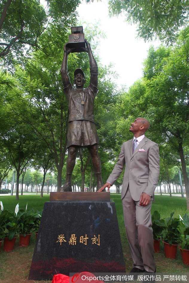 从“独狼”到“北京爷们”:马布里在第二故乡的温暖岁月 马布里身穿北京队训练服,眼神坚毅,仿佛在注视着这片让他重获新生的土地。