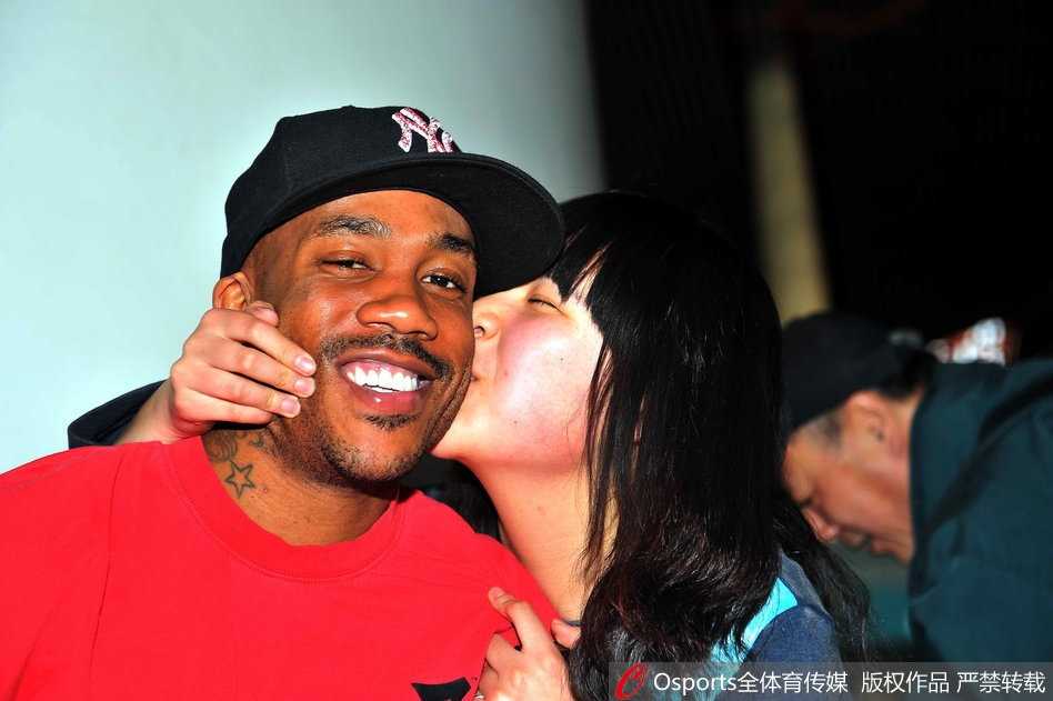 从“独狼”到“北京爷们”:马布里在第二故乡的温暖岁月 退役仪式上,马布里眼含热泪,向全场球迷挥手告别,眼神中充满不舍与感激。