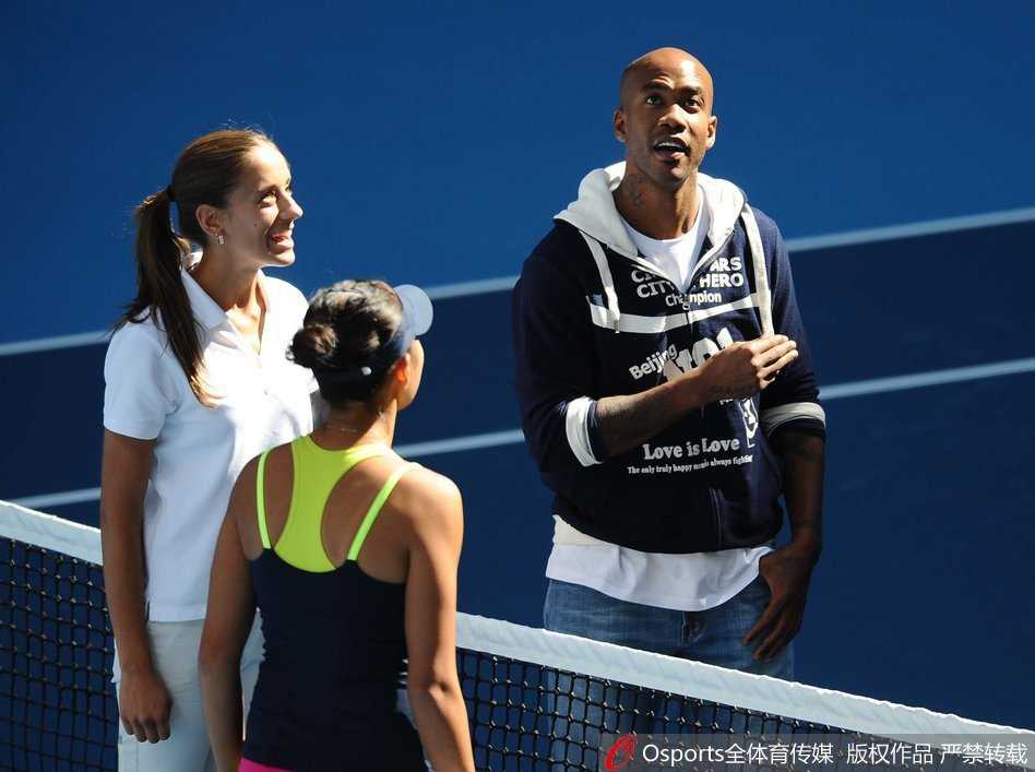 从“独狼”到“北京爷们”:马布里在第二故乡的温暖岁月 马布里身穿蓝色长袍站在相声舞台上,虽然语言不通,但那份融入中国文化的喜悦溢于言表。