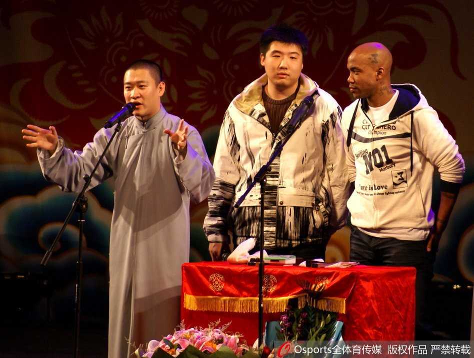 从“独狼”到“北京爷们”:马布里在第二故乡的温暖岁月 马布里坐在北京地铁车厢内,戴着耳机,神情放松,宛如一个普通的通勤族。