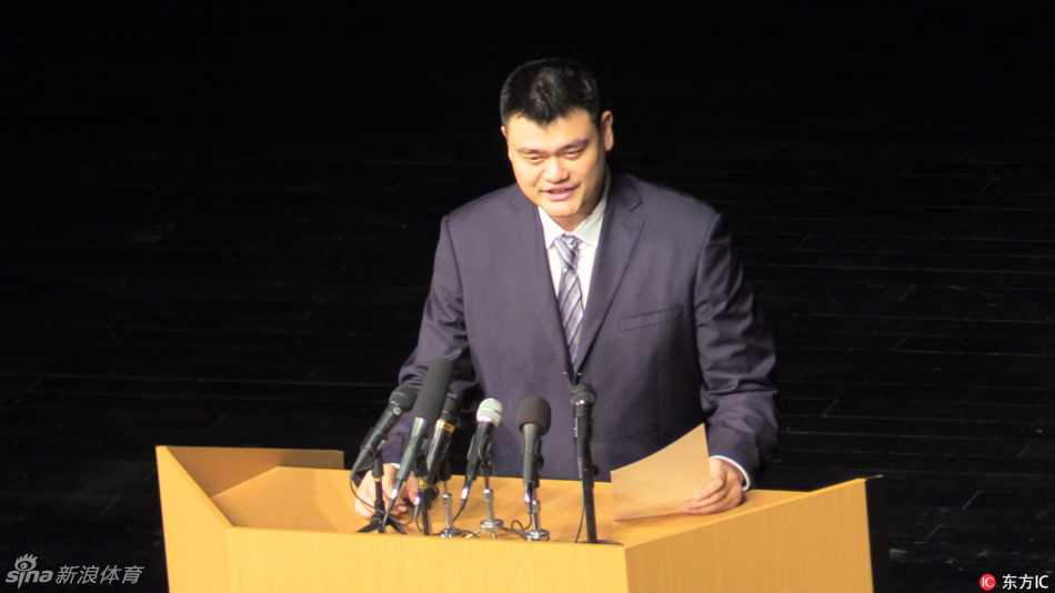 姚明在广告拍摄现场，面对镜头轻松自然，随意的休闲装扮也掩盖不住他的巨星气质，尽显独特的个人魅力。