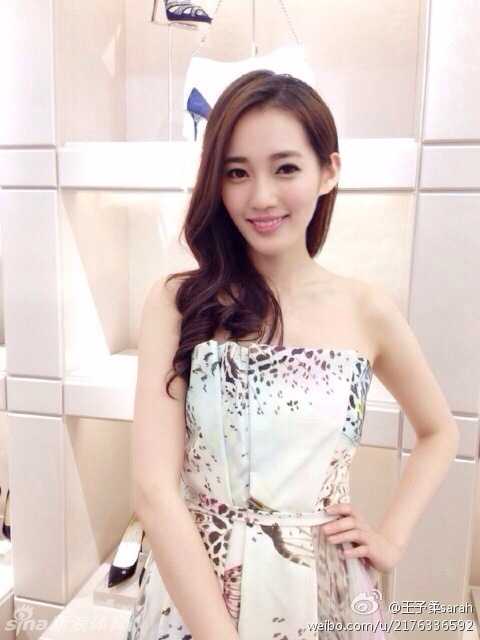 身着运动风格装扮的王棠云在场边显得格外阳光，她热爱运动的天性让她在看球时全情投入，眼神中透露出对篮球的专注与喜爱