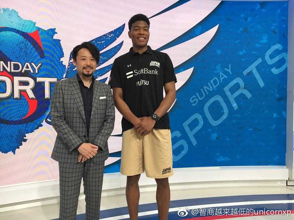 镜头前的八村塁咧嘴笑得像个大男孩，露出洁白的牙齿，眼神中透露出被NBA选中后的惊喜与对未来的无限憧憬。